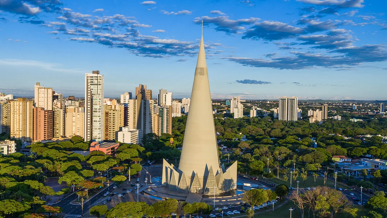 Catedral Basílica Menor Nossa Senhora da Glória e skyline de Maringá ao entardecer