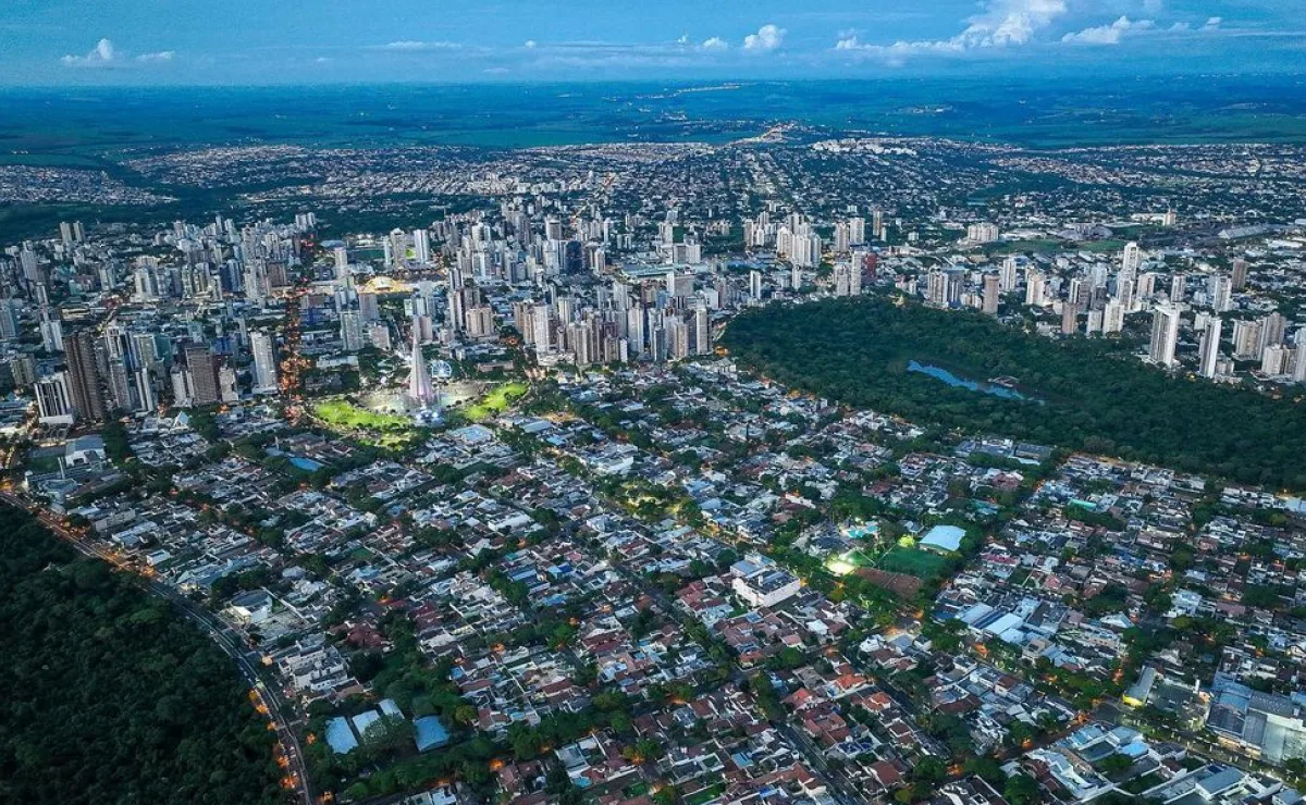 Vista aérea de Maringá mostrando a verticalização e o Parque do Ingá